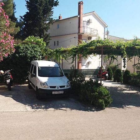 Apartment Viktoria Примоштен Экстерьер фото
