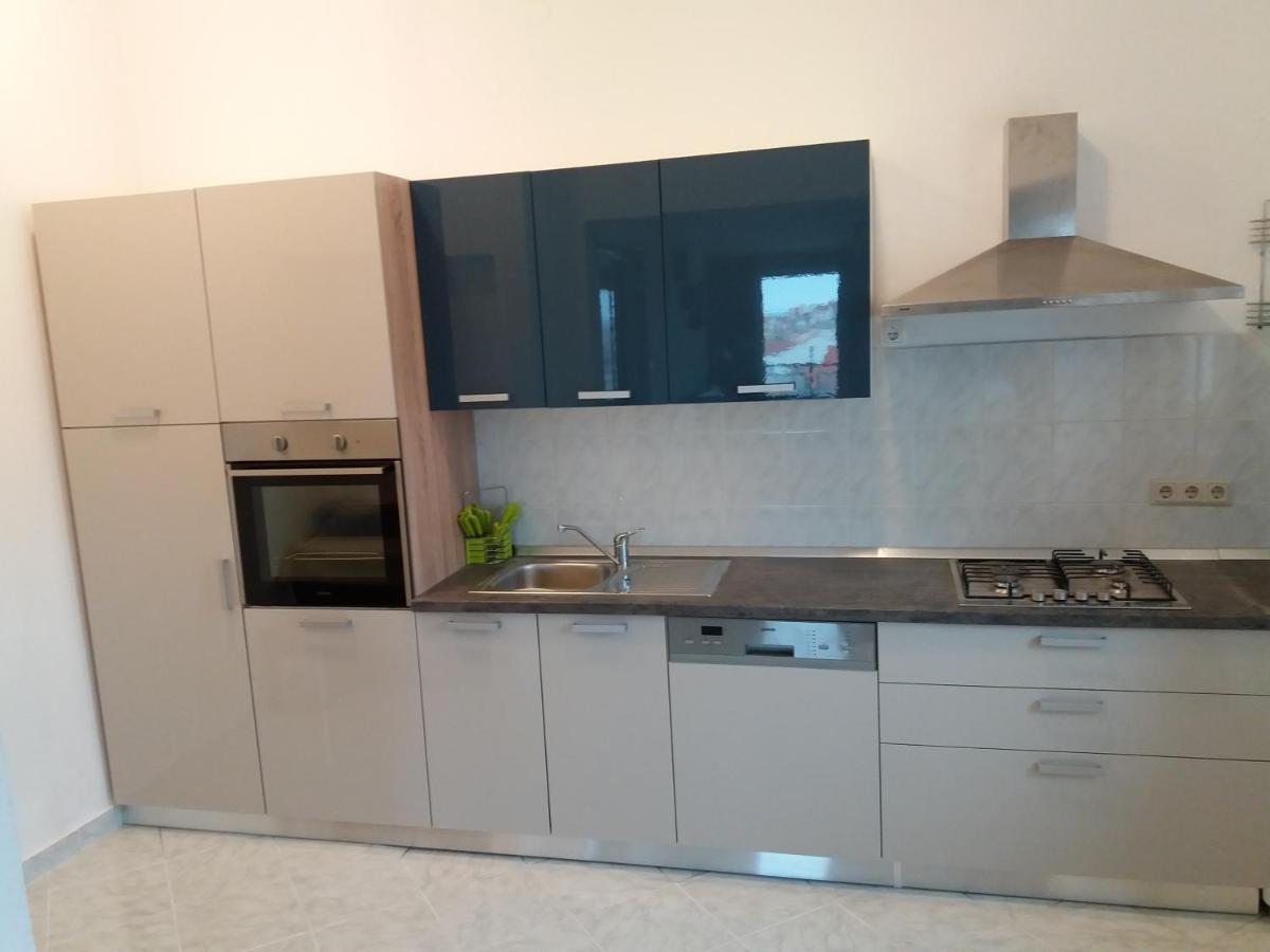 Apartment Viktoria Примоштен Экстерьер фото
